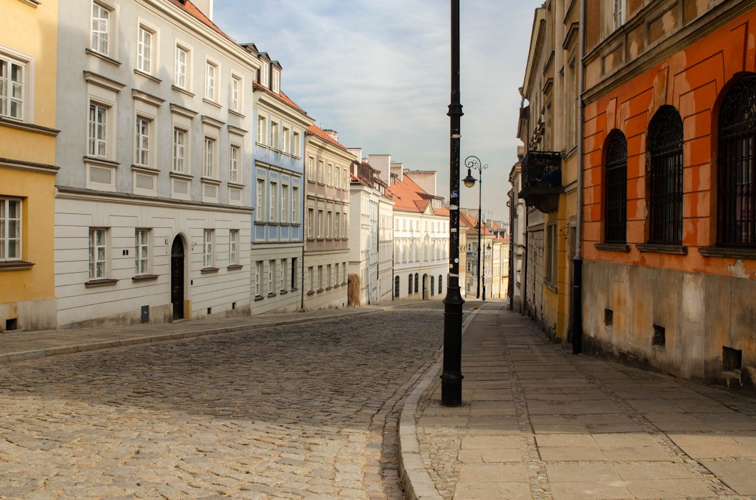 Historia mody męskiej w Łodzi – od fabrykanckich garniturów po uliczne trendy