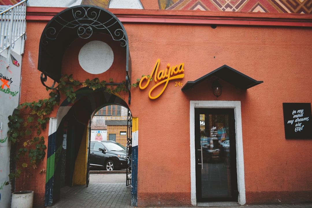 Legendarne restauracje Łodzi – miejsca spotkań i smaki dawnych lat